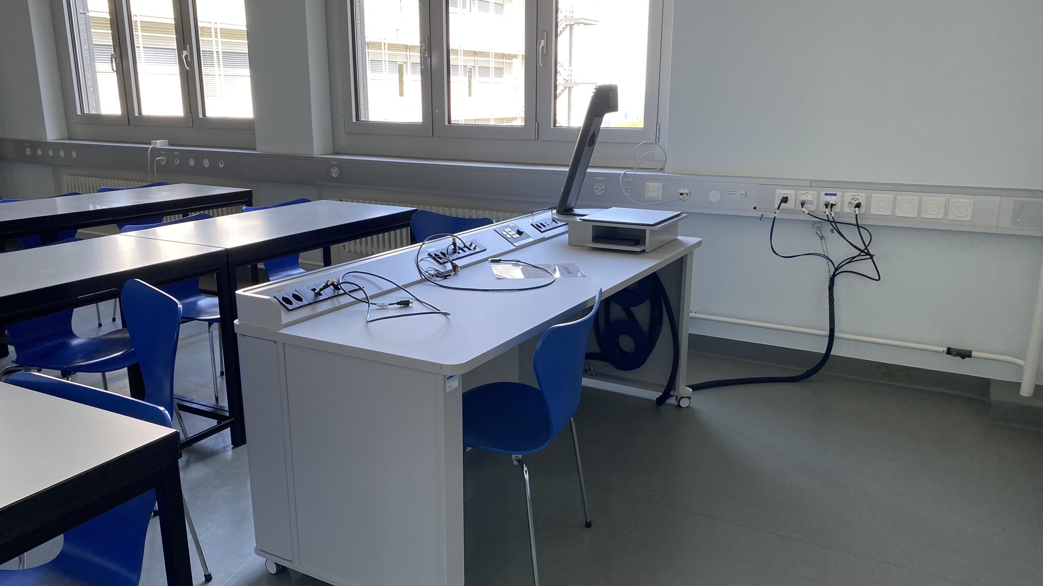Seminarraum Y17-K-11: Ansicht auf das Dozierendenpult.