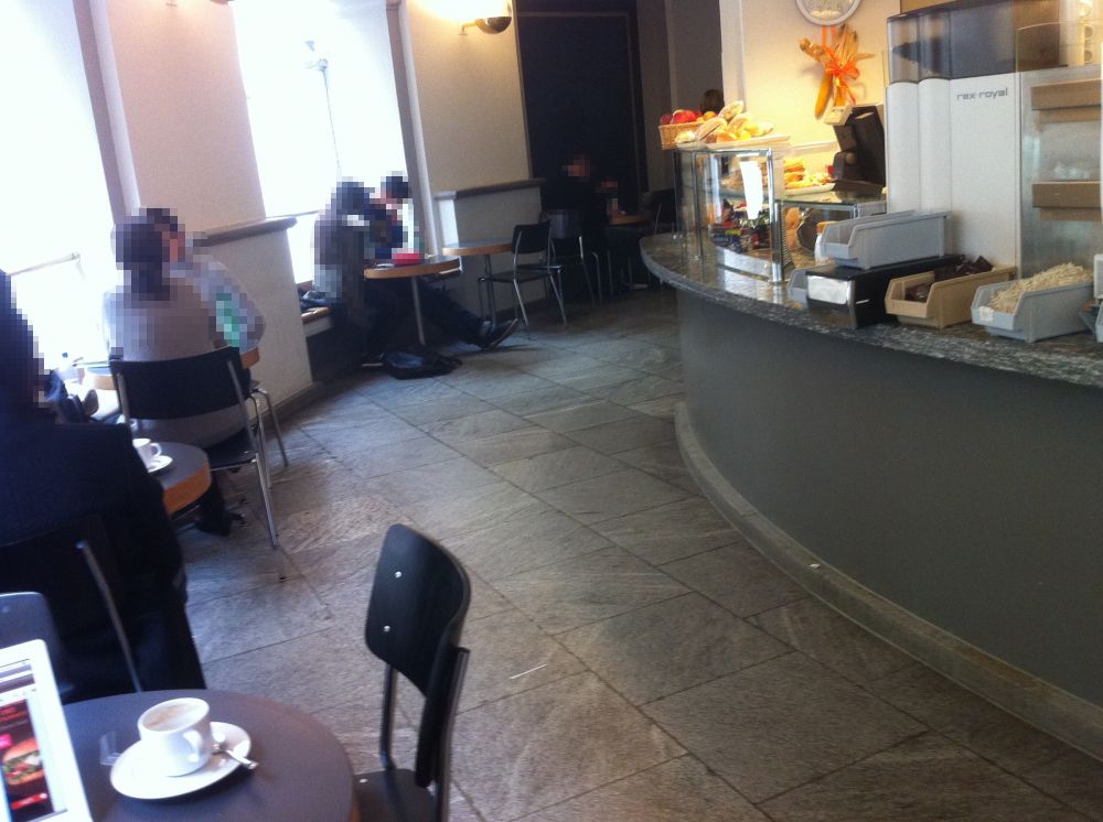 KOL-E, Cafeteria: Blick ins Rondell-Café (linke Seite).