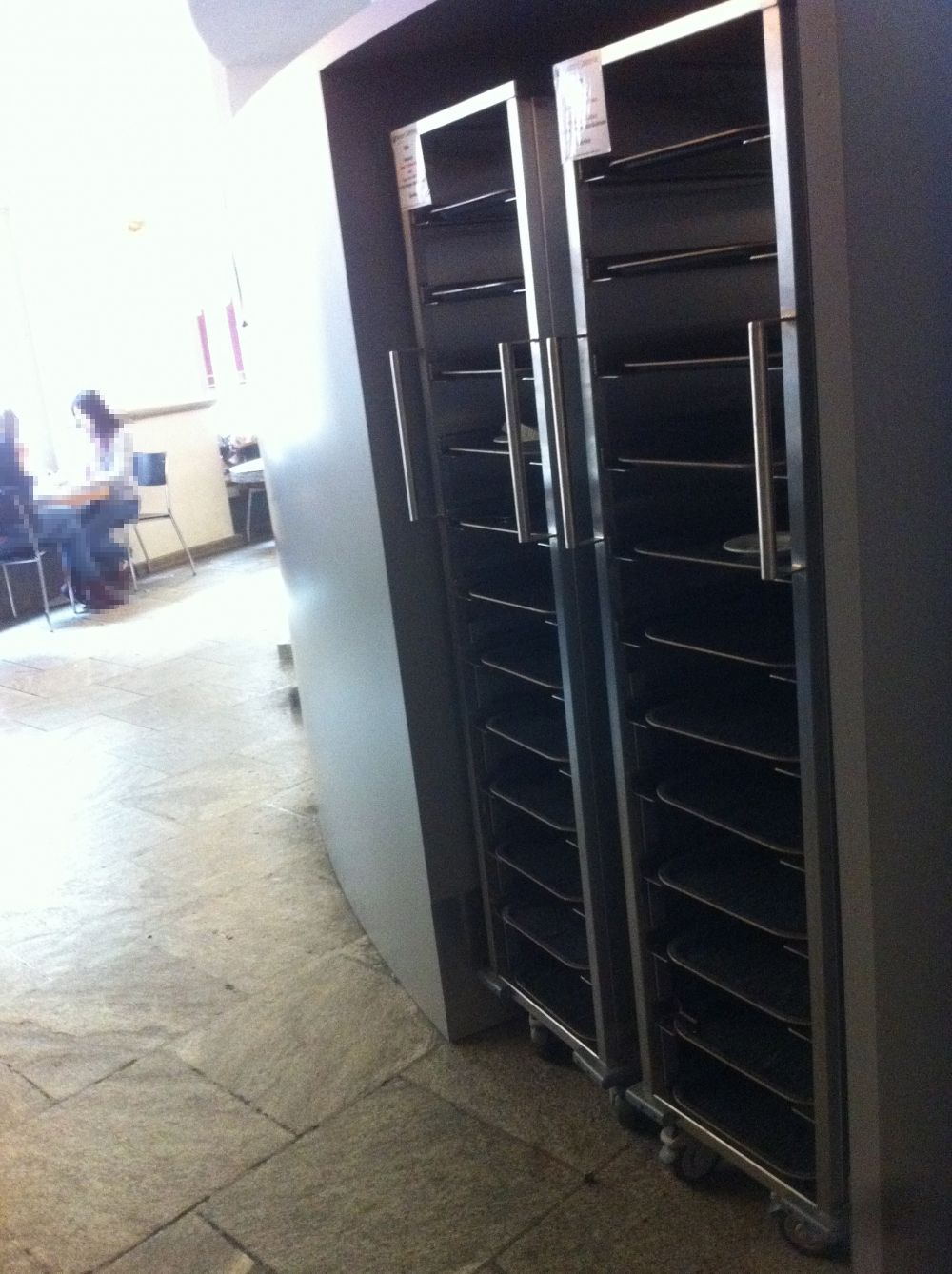 KOL-E, Cafeteria: Geschirrabräumstationen beim linken Zugang.