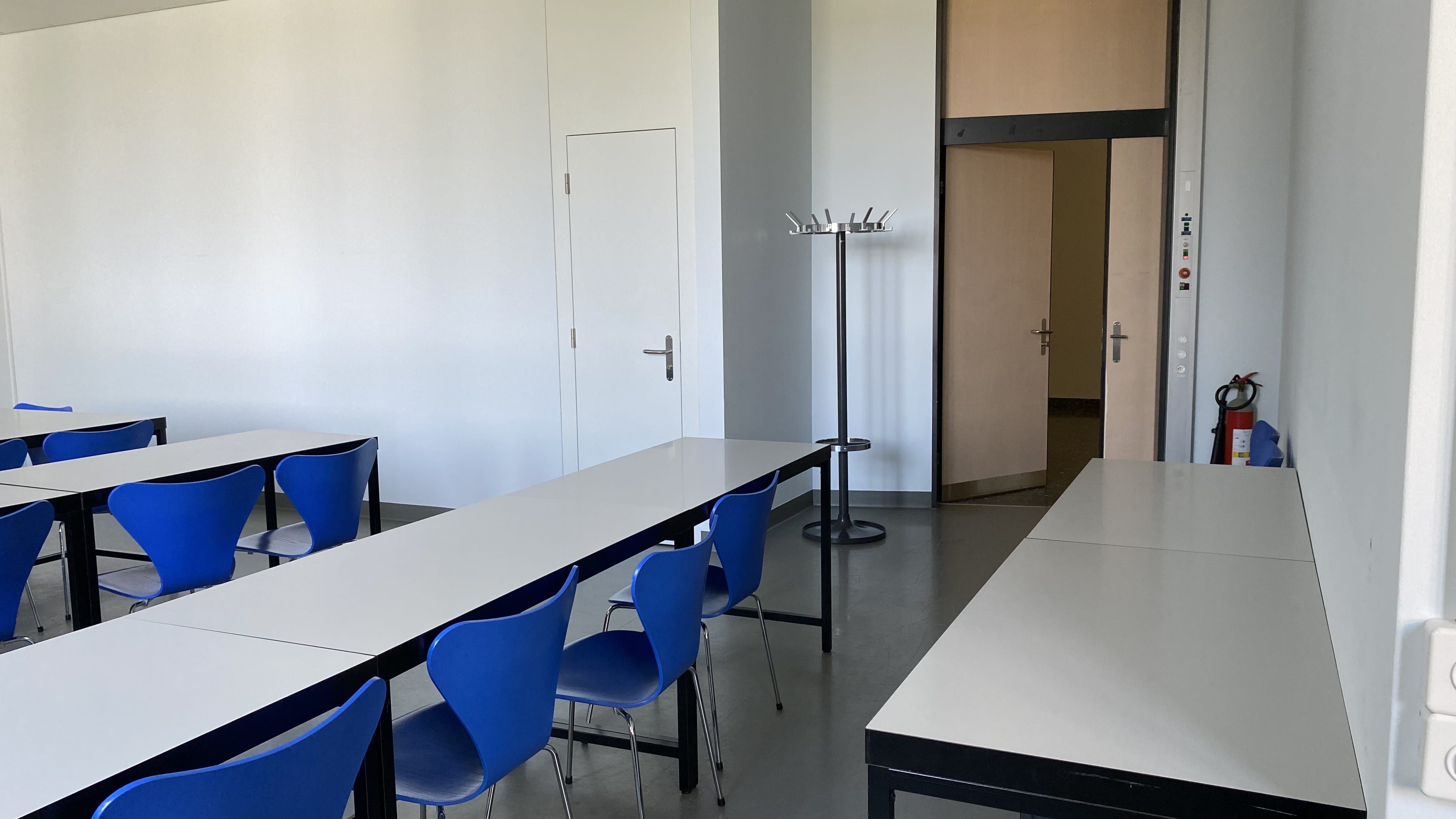 Seminarraum Y17-K-11: Ansicht auf die Eingangstür.