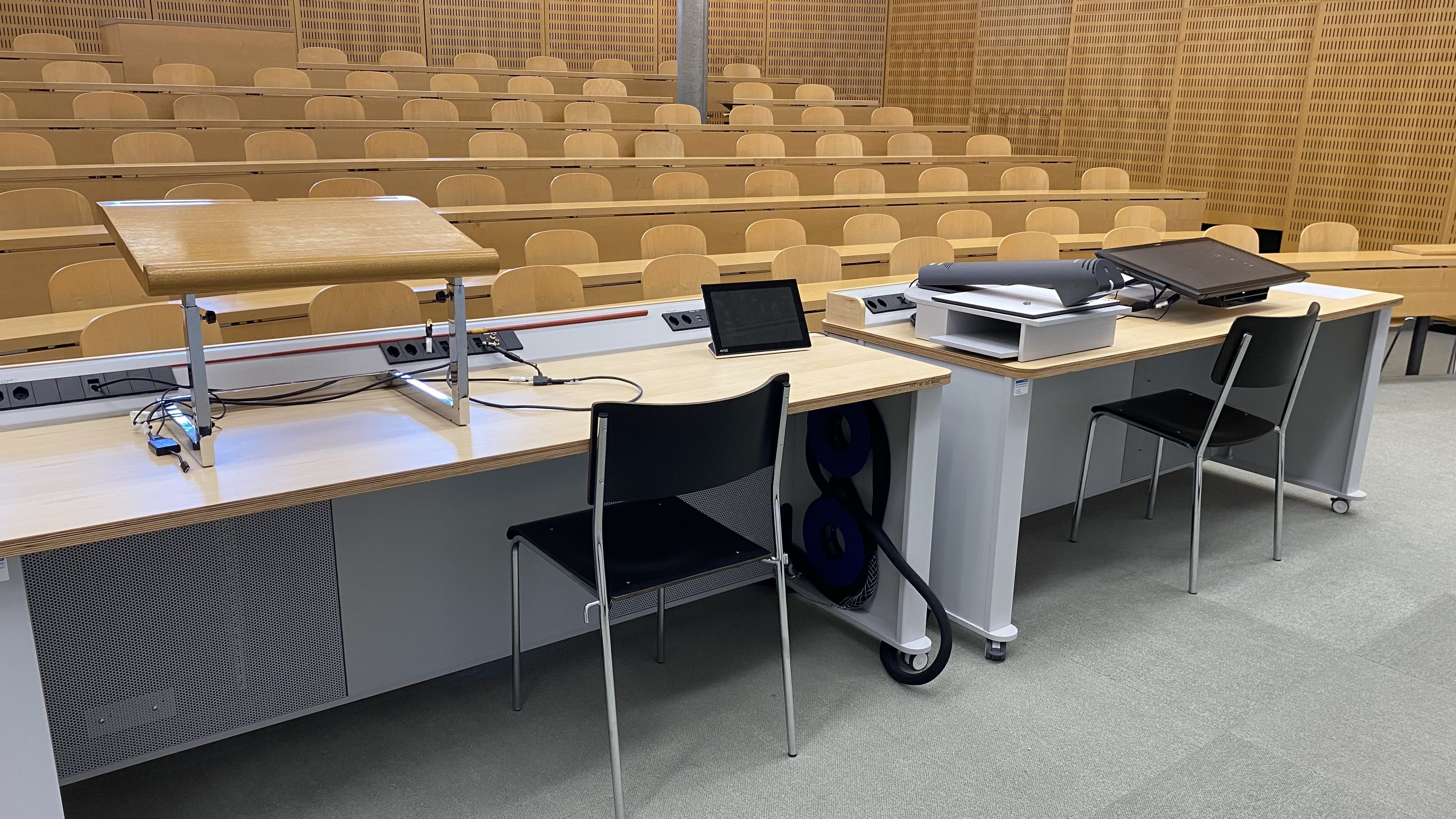 Hörsaal Y17-M-05: Ansicht auf das Dozierendenpult. Das Pult ist nur über eine Stufe erreichbar.