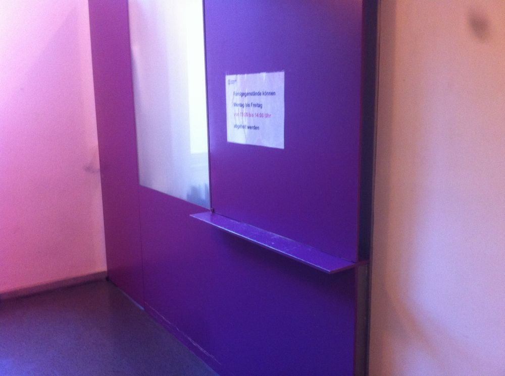 KOL-E, Schliessfächer und Schalter Fundbüro: Fundbüro Schalter.