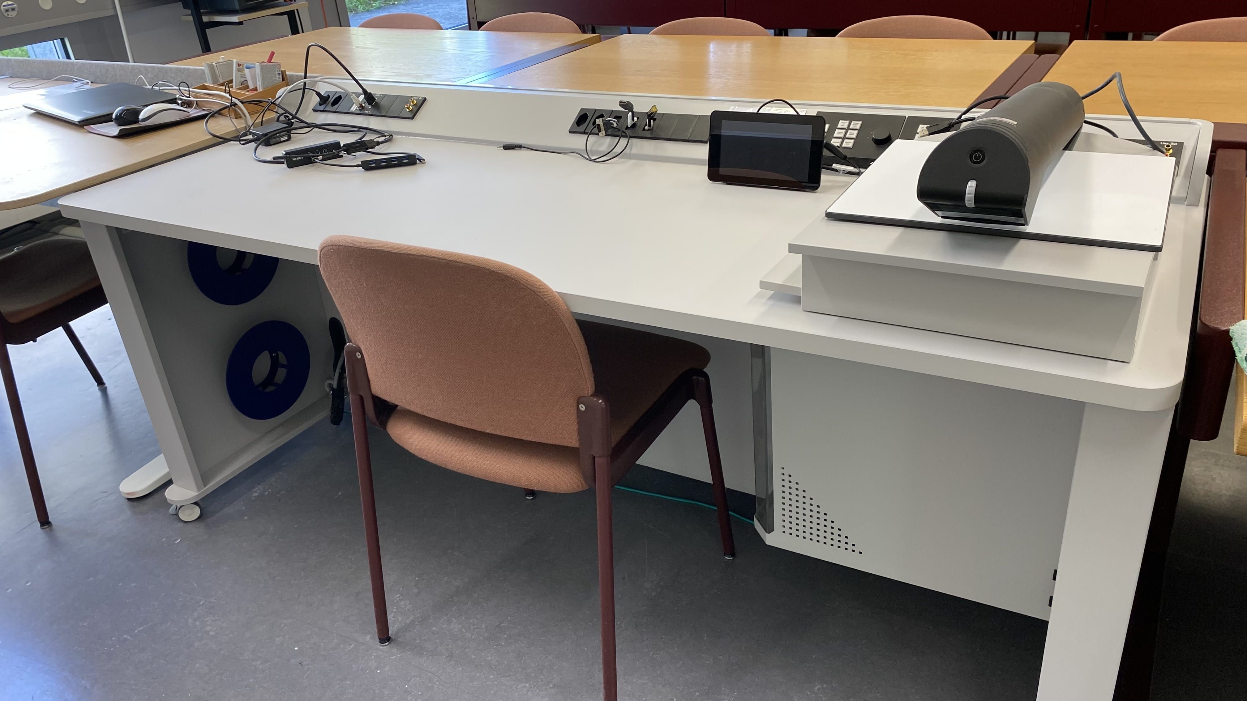 Seminarraum Y27-H-46: Ansicht auf das Dozierendenpult.