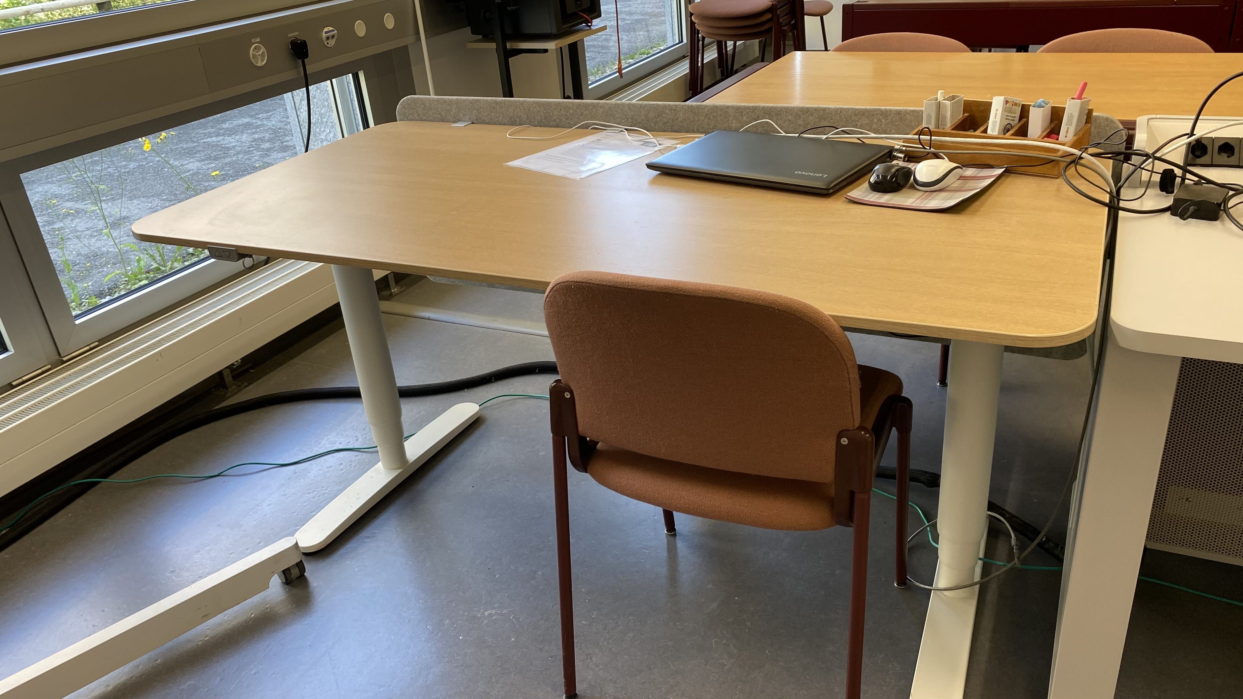 Seminarraum Y27-H-46: Ansicht auf den höhenverstellbaren Tisch links vom Dozierendenpult.