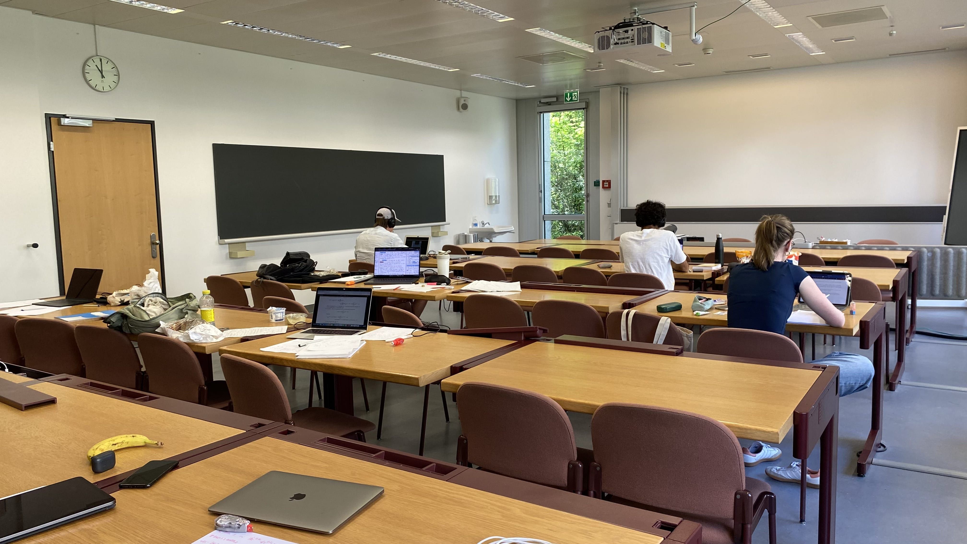 Seminarraum Y27-H-46: Ansicht auf dem Raum zum Dozierendenpult hin.