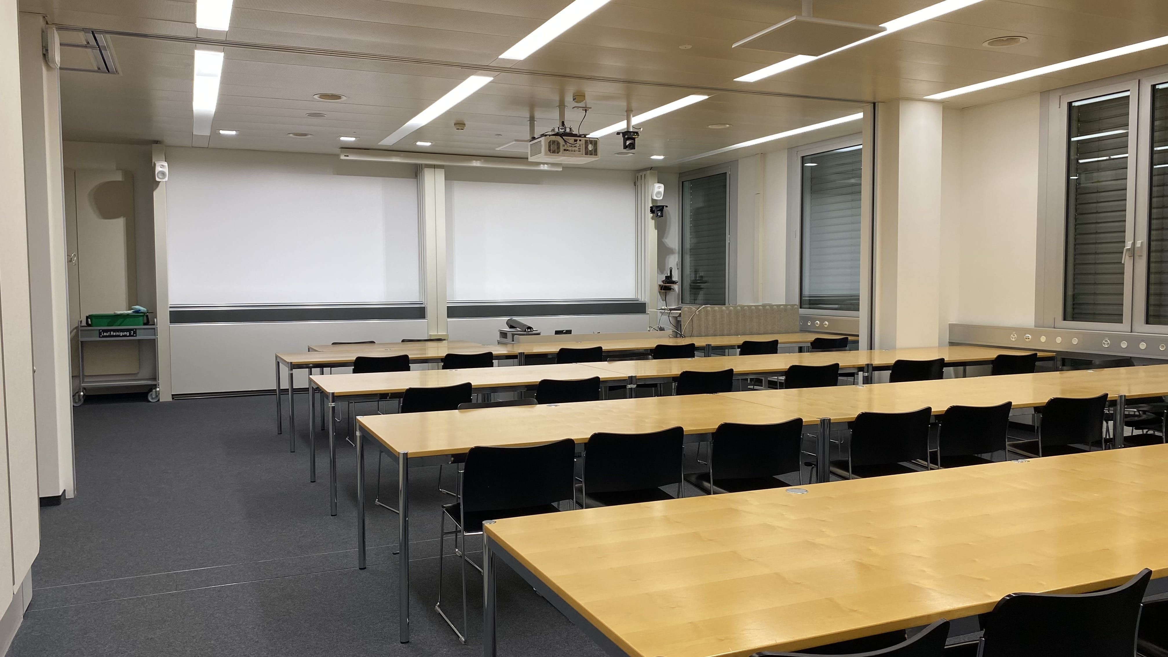 Hörsaal Y27-H-35: Ansicht auf den Raum von der ersten Eingangstür aus. Der Raum H-35 und H-36 sind zusammengelegt und durch eine Trennwand abtrennbar.