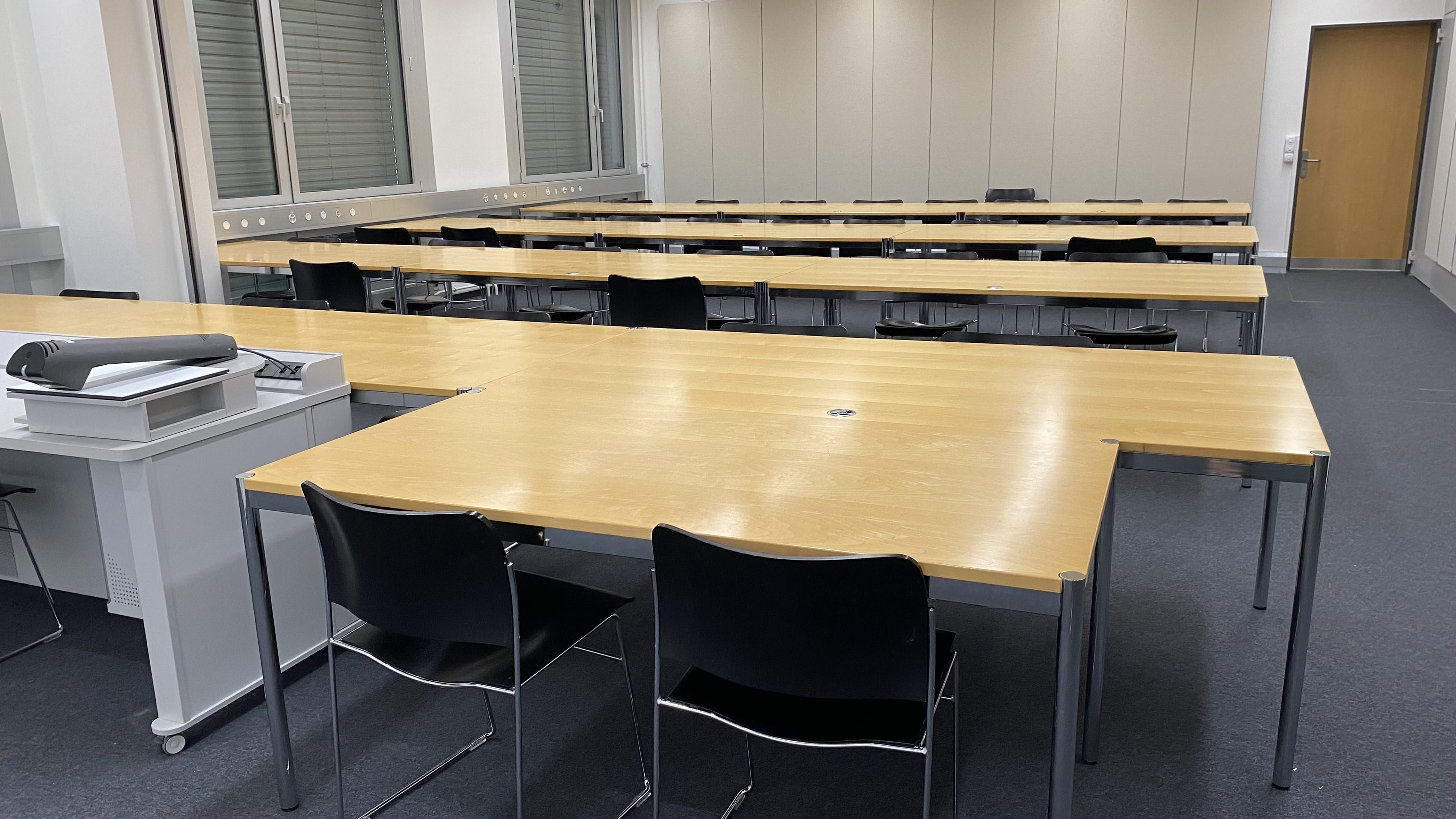 Hörsaal Y27-H-35: Ansicht auf den Raum vom Dozierendenpult aus.
