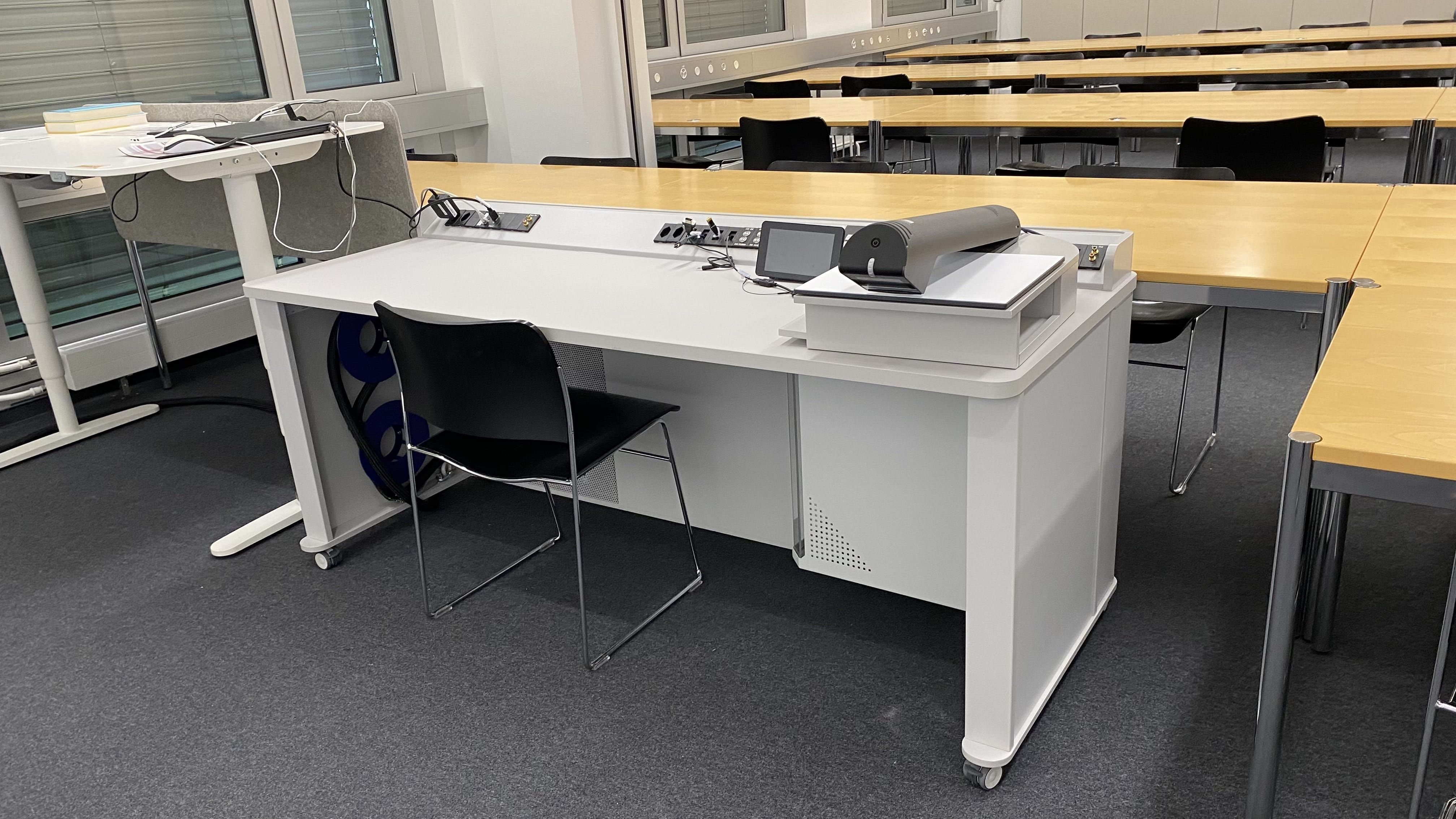 Hörsaal Y27-H-35: Ansicht auf das Dozierendenpult.