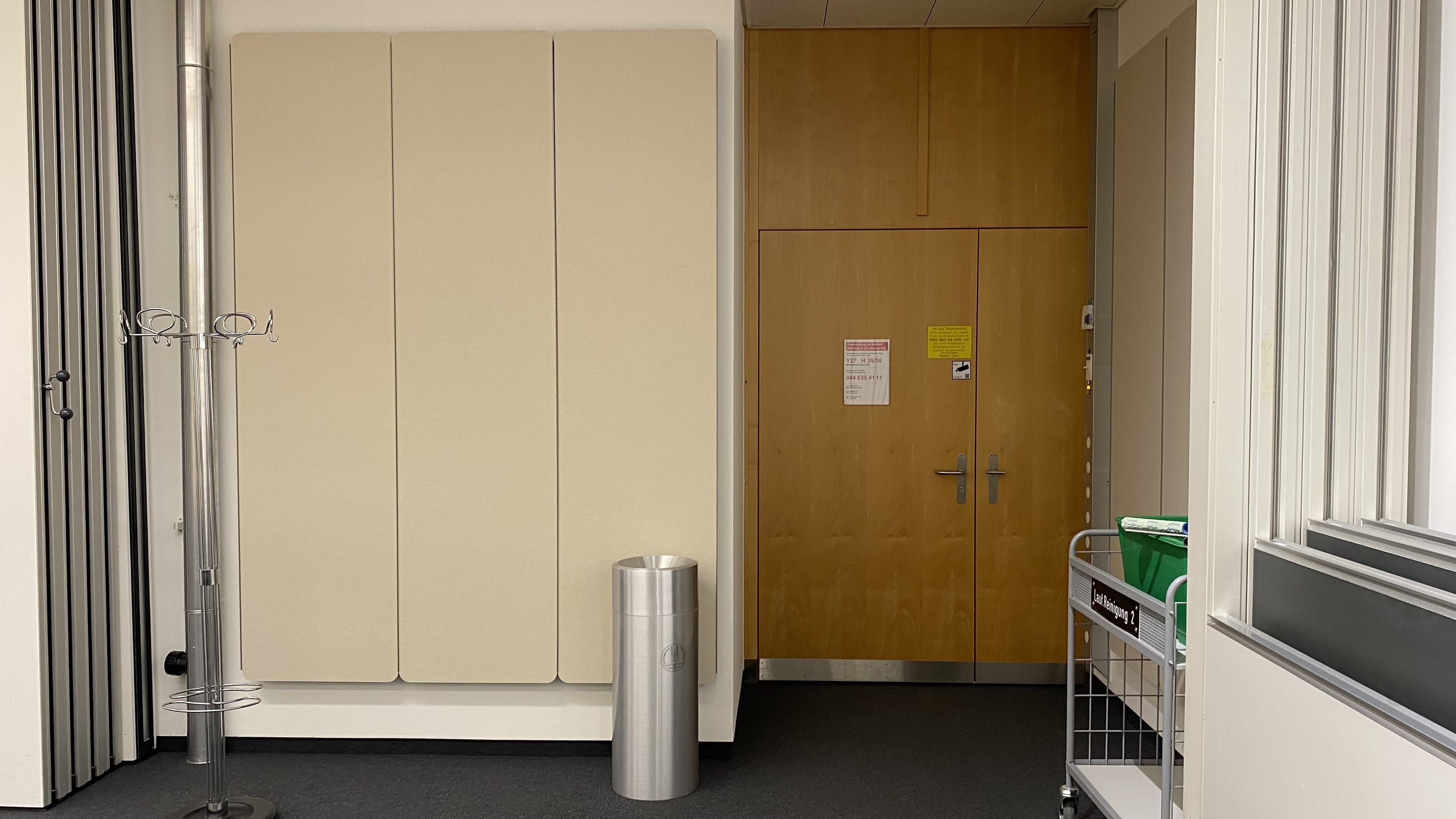 Hörsaal Y27-H-36: Ansicht auf die dritte Eingangstür direkt neben der Wandtafel.