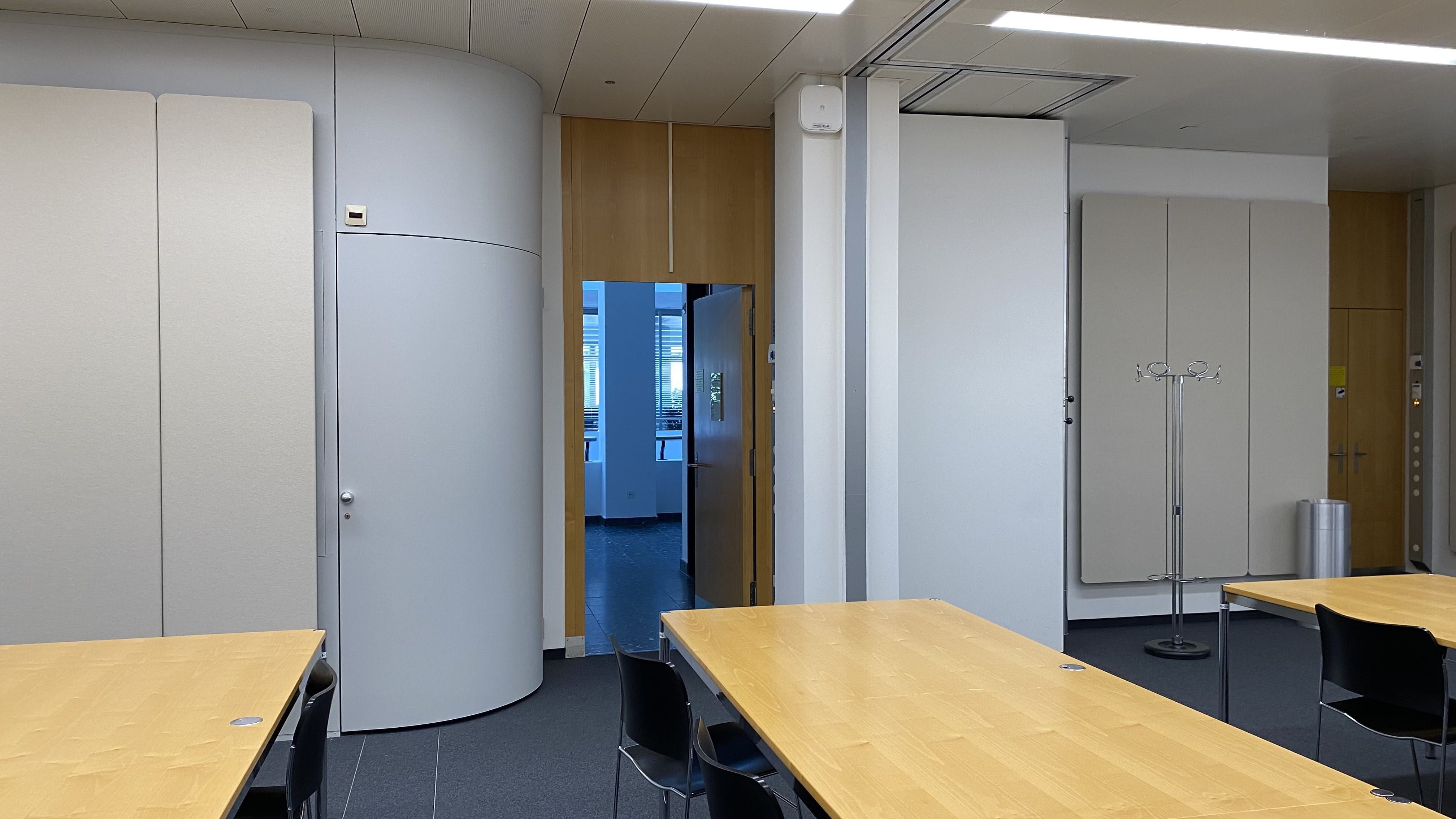 Hörsaal Y27-H-35: Ansicht auf die zweite Eingangstür. Rechts davon befindet sich die Trennwand.