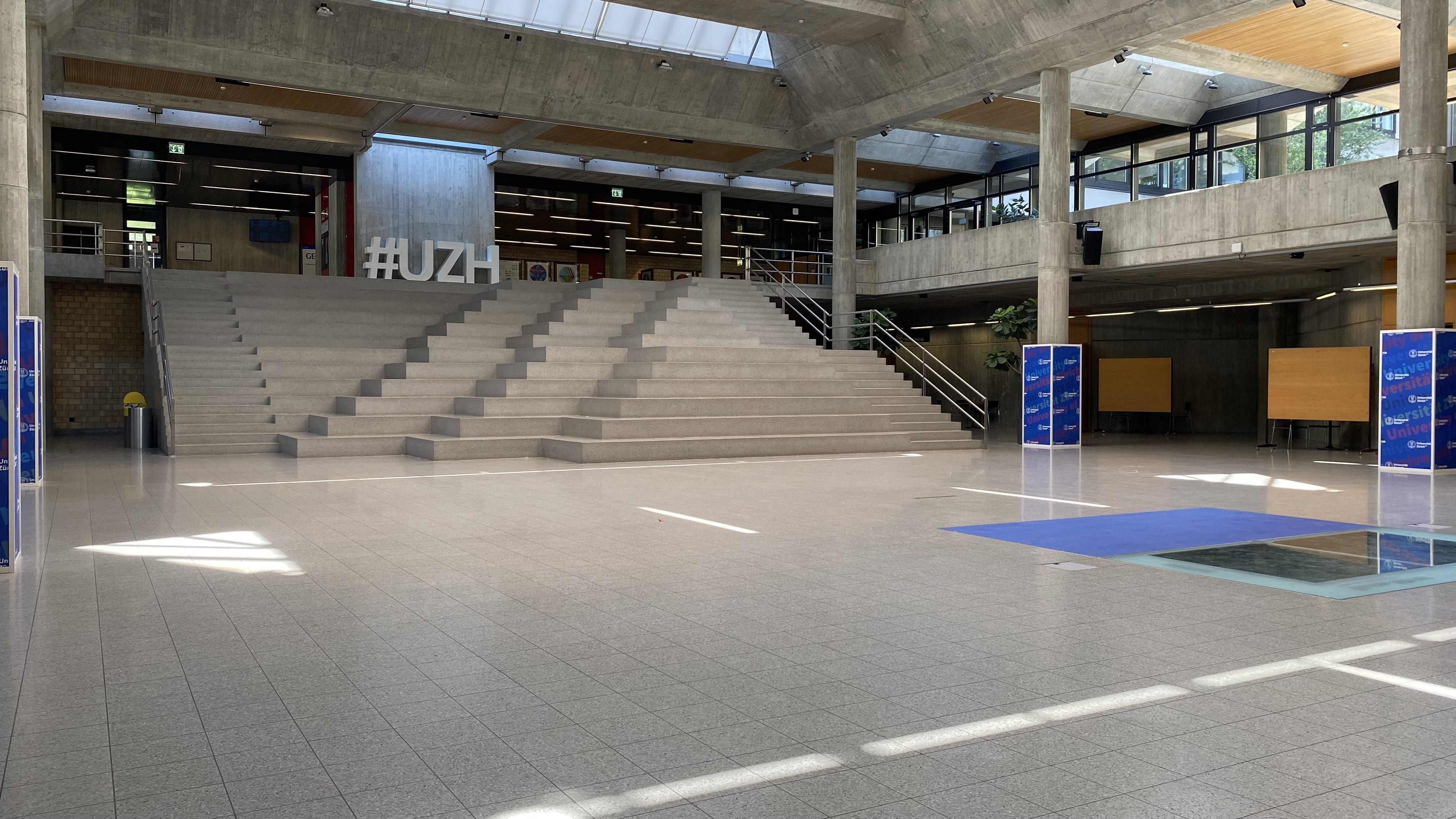Y24-G-100, Halle: Lichthof auf dem Irchelcampus.
