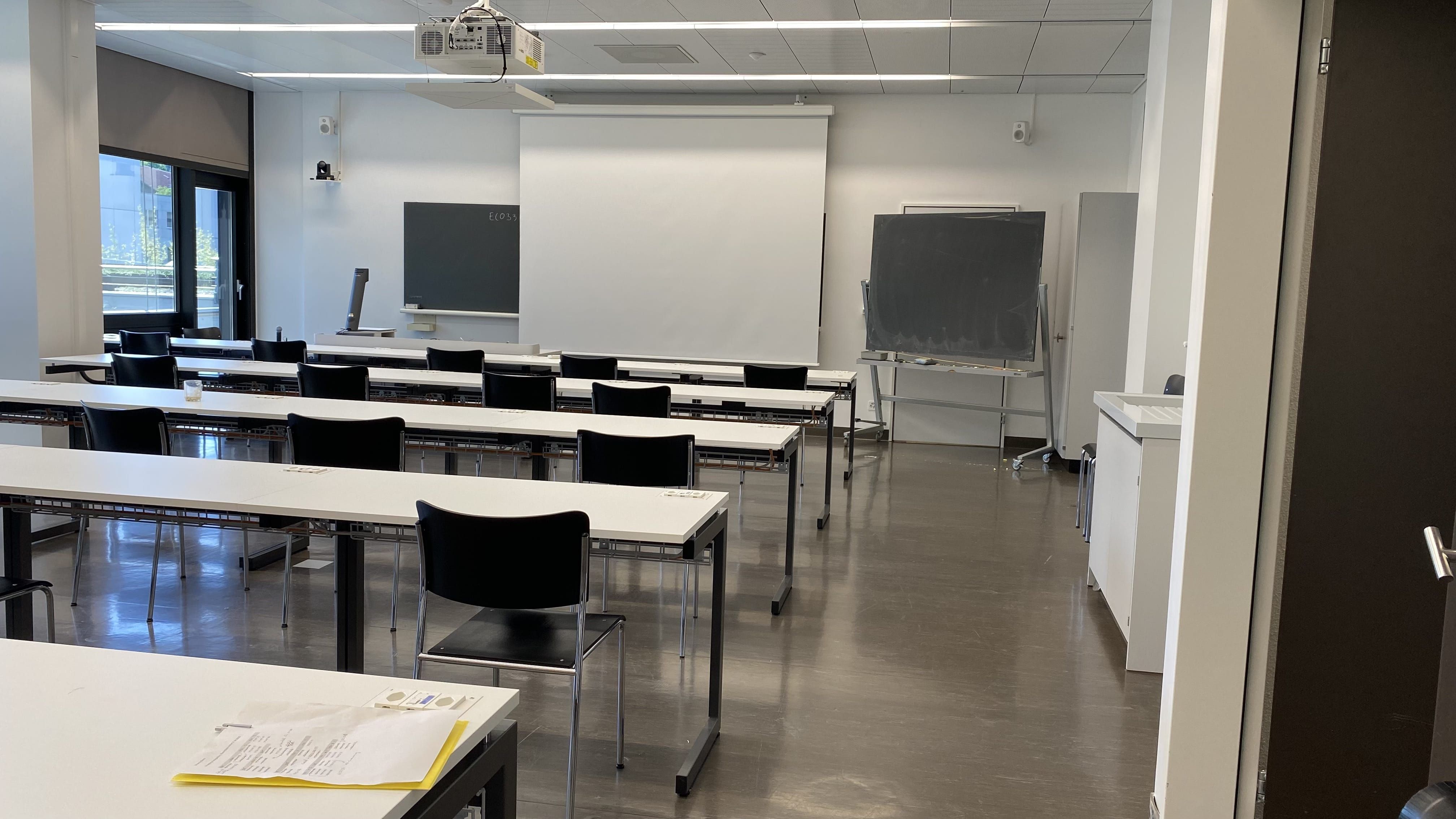 Praktikumsraum Y13-J-96: Ansicht auf den Raum von der Eingangstür aus.