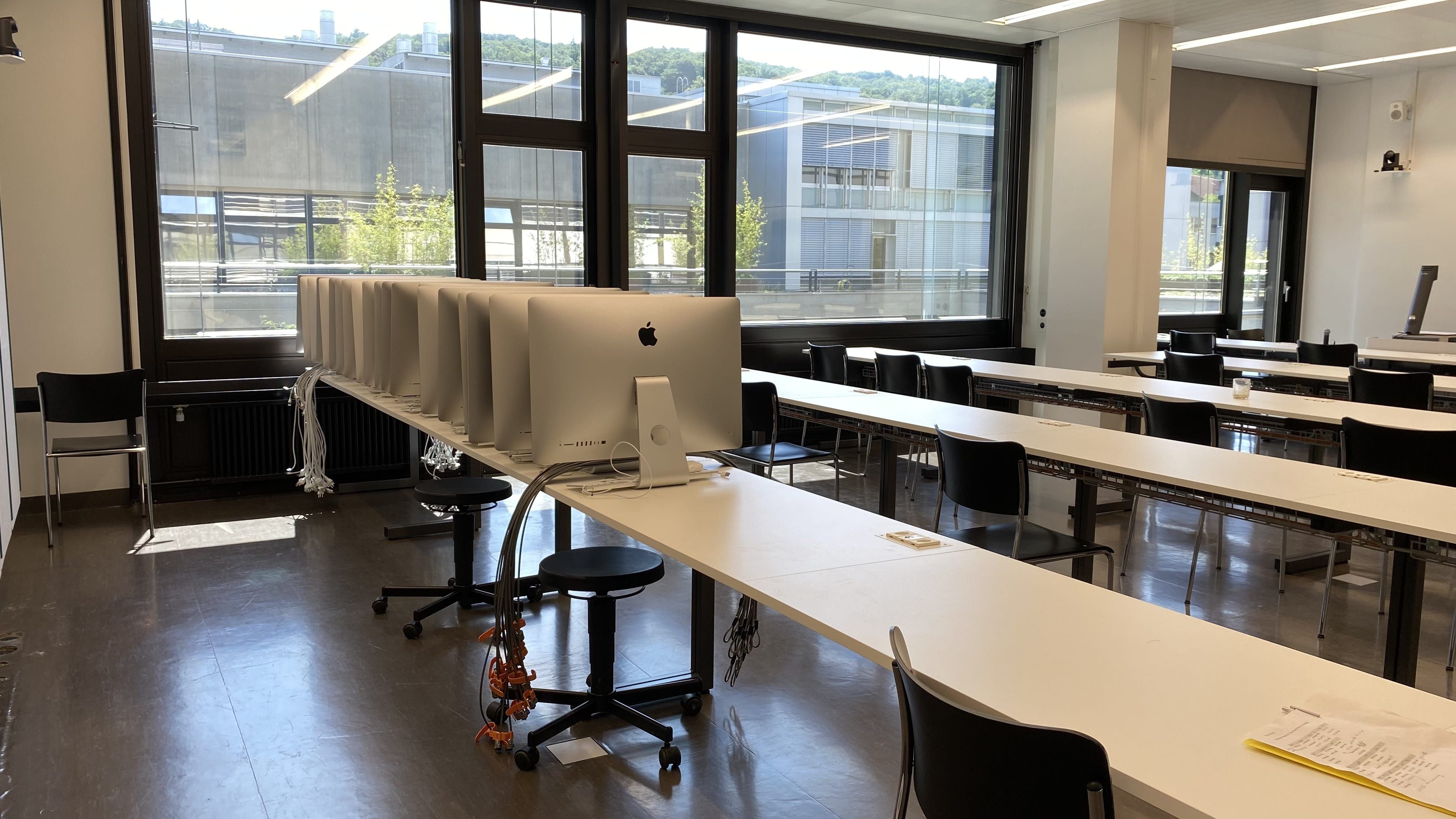 Praktikumsraum Y13-J-96: Ansicht auf die hinterste Reihe im Raum von der Eingangstür aus.