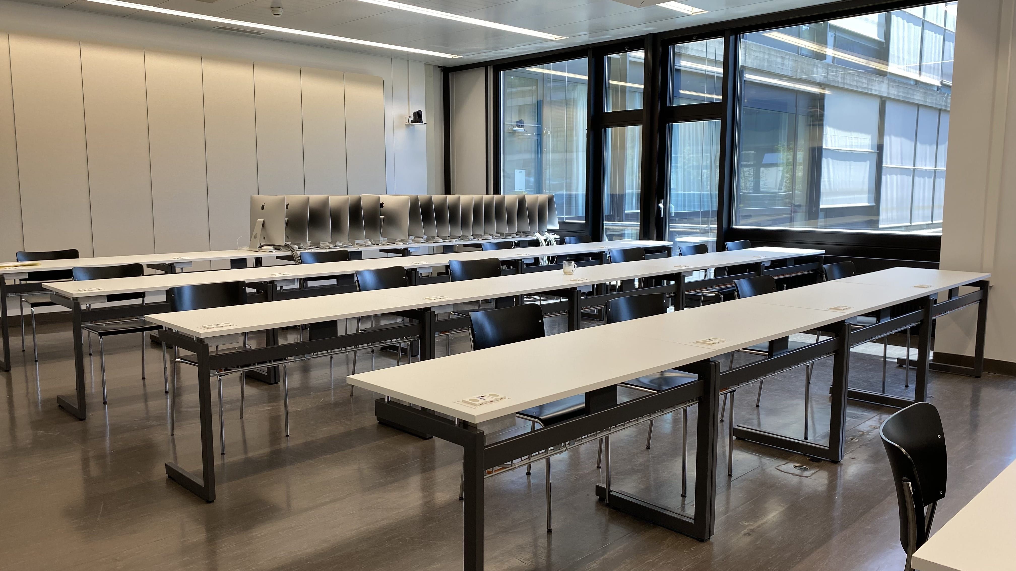 Praktikumsraum Y13-J-96: Ansicht auf den Raum vom Dozierendenpult aus.