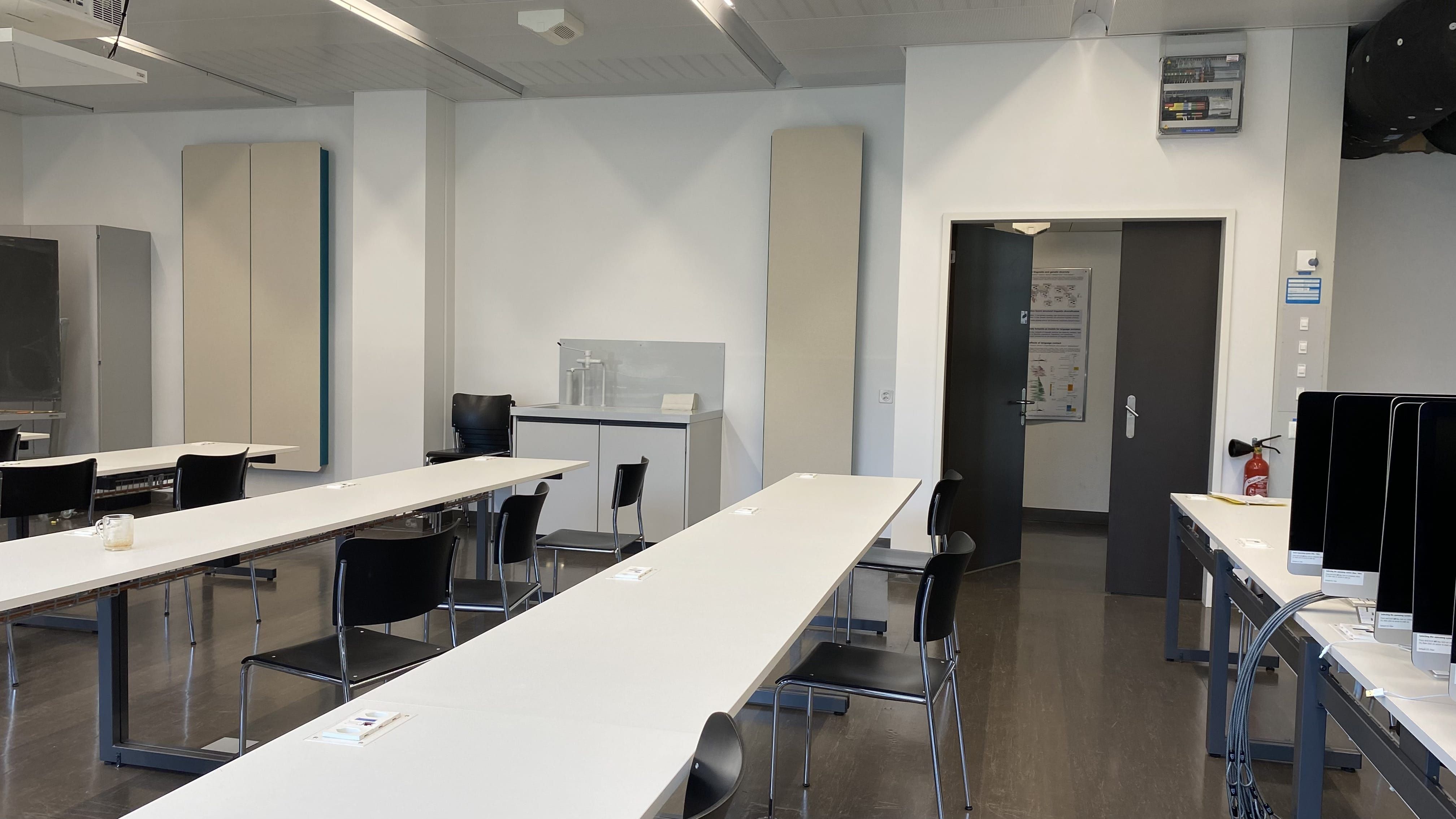 Praktikumsraum Y13-J-96: Ansicht auf die Eingangstür. Rechts von der Eingangstür befindet sich ein Lavabo.