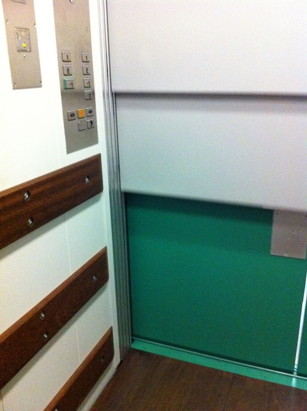 RAK, Warenlift: im Warenlift mit weisser Schutztüre, welche von oben nach unten kommt.