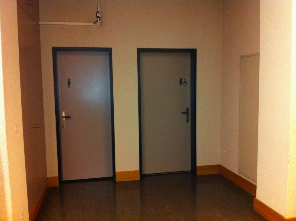 Rollstuhl-WC RAK--1-104: Rollstuhl- und Damen-WC (rechts) und Herren-WC (links) im Stockwerk UG (Abgusssammlung).