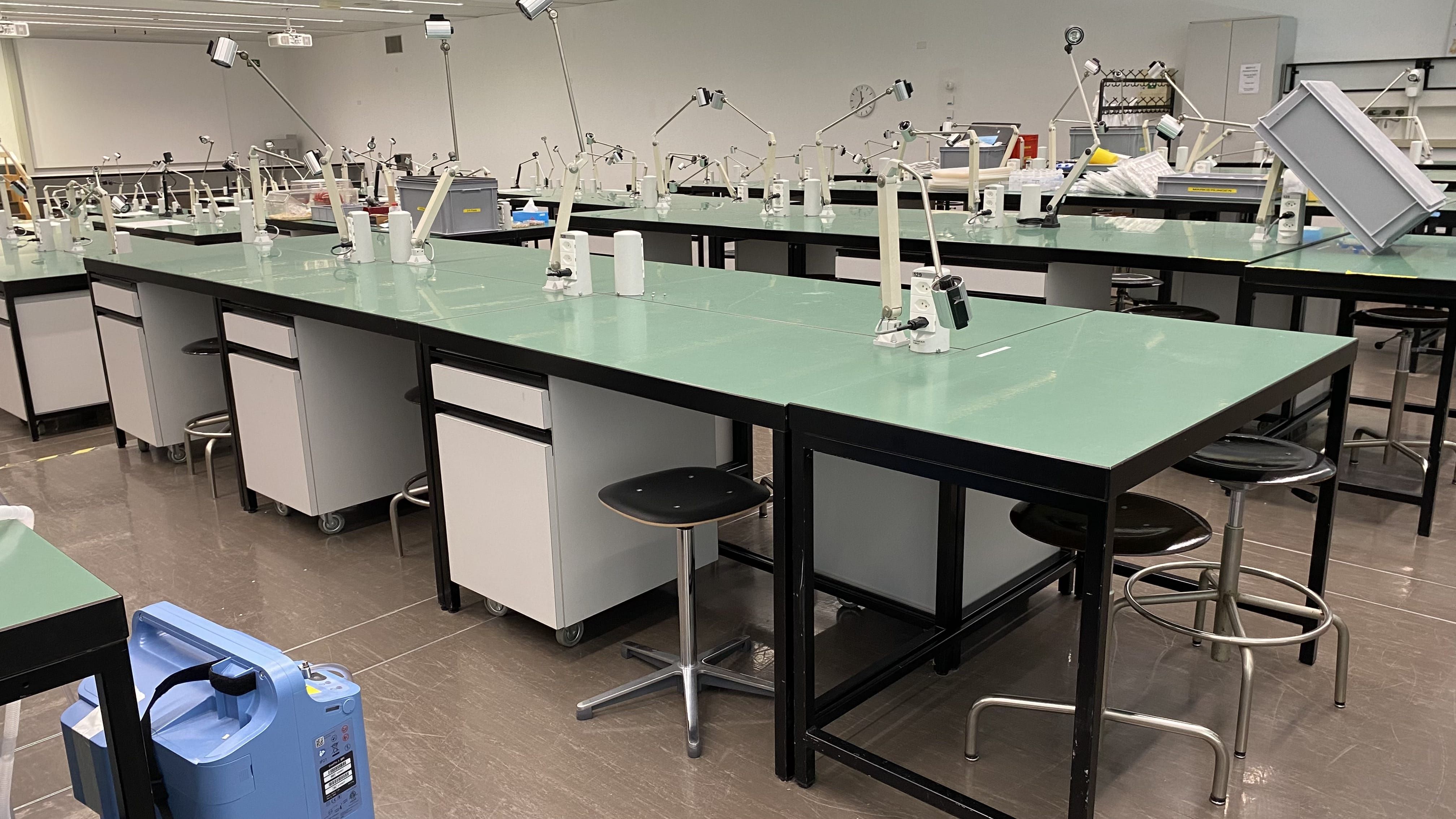 Praktikumsraum Y14-F-21: Ansicht auf einen Arbeitstisch.