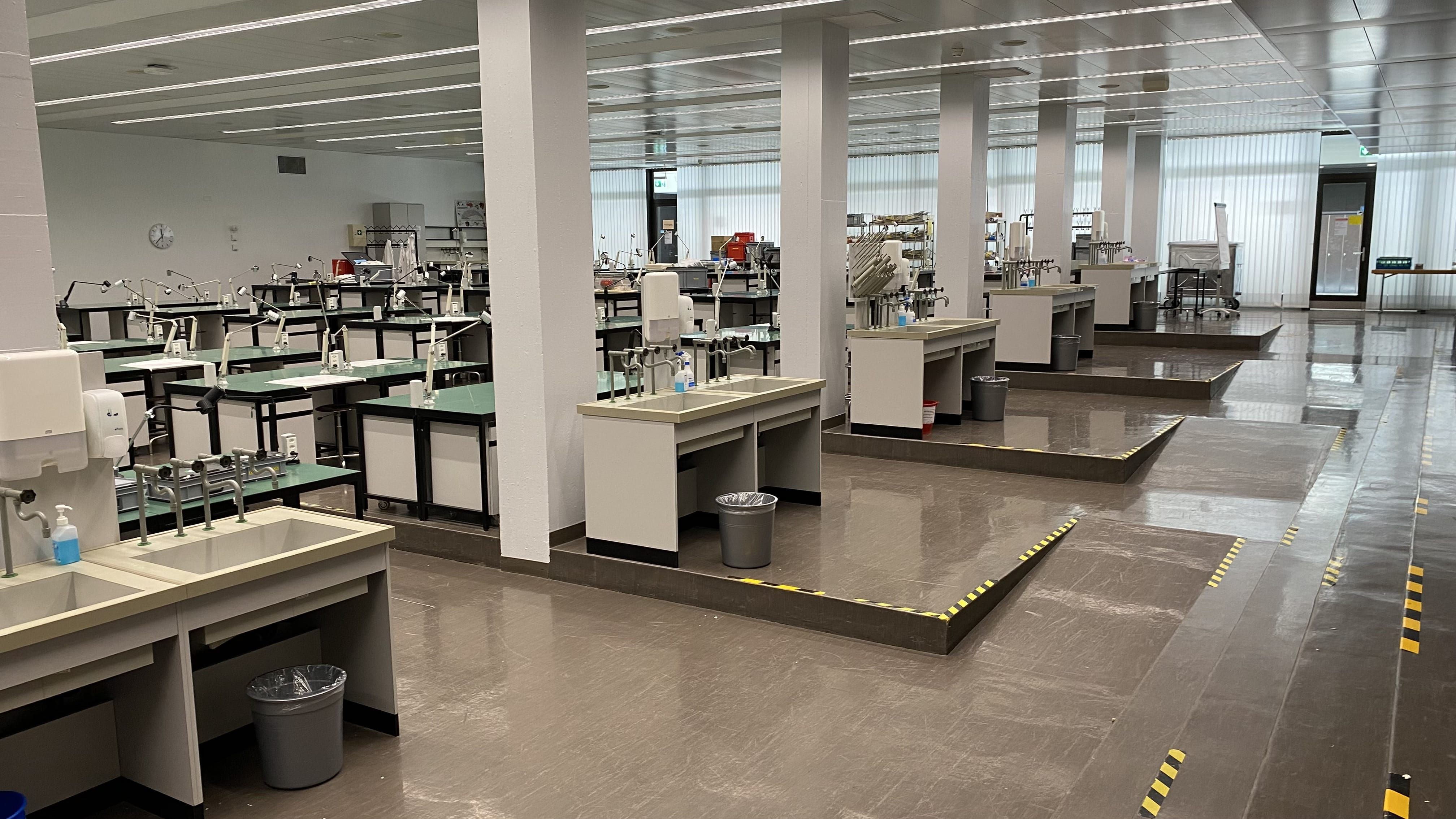 Praktikumsraum Y14-F-21: Ansicht auf den Raum zur Eingangstür hin. Die Eingangstür befindet sich rechts im Bild, am Ende der Rampe.