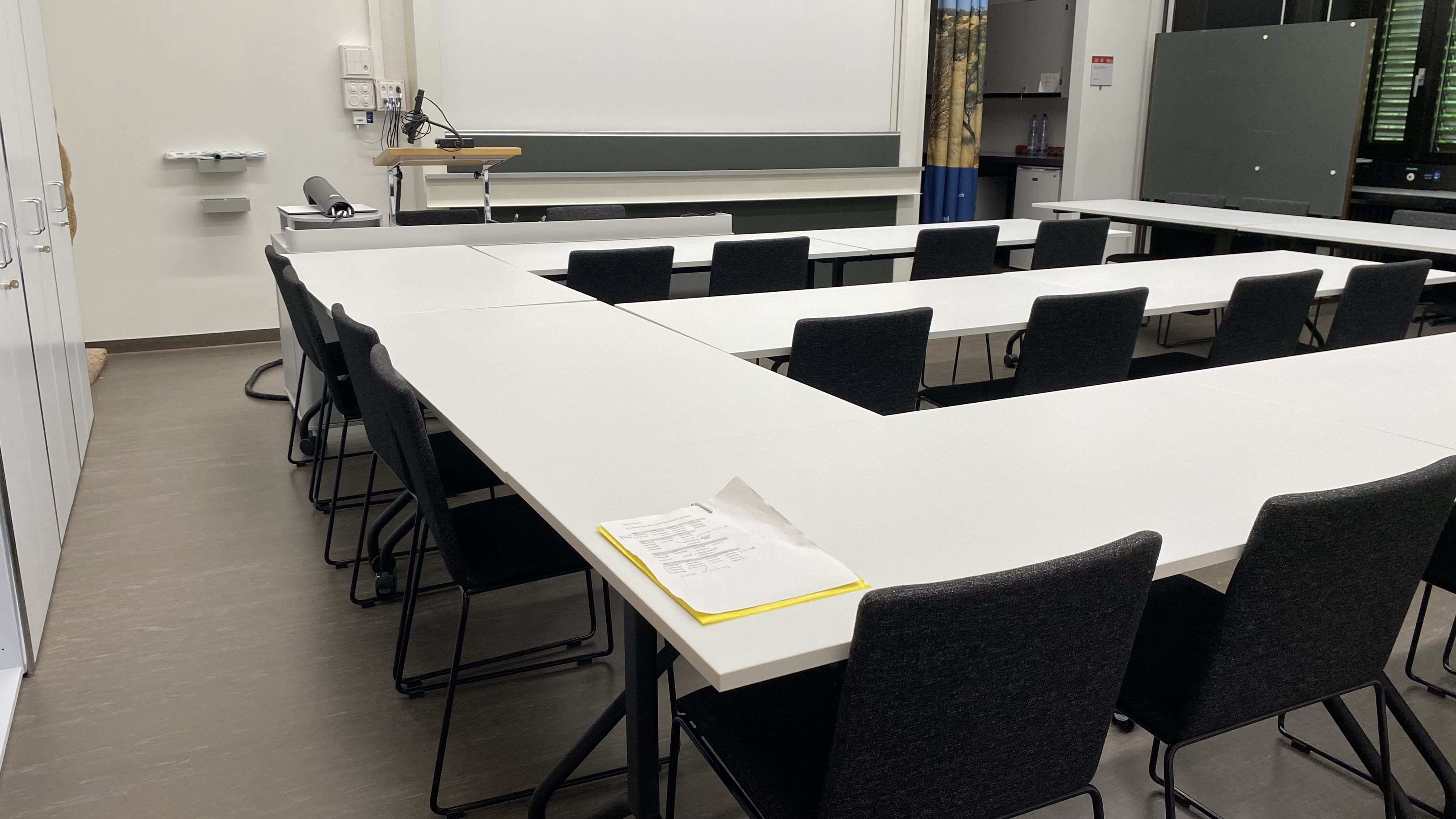 Seminarraum Y25-G-11: Ansicht auf den Raum von der Eingangstür.
