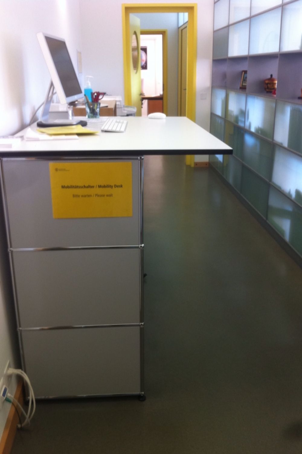Büro KOL-E-17a: Empfangstheke (direkt links beim Eingang).