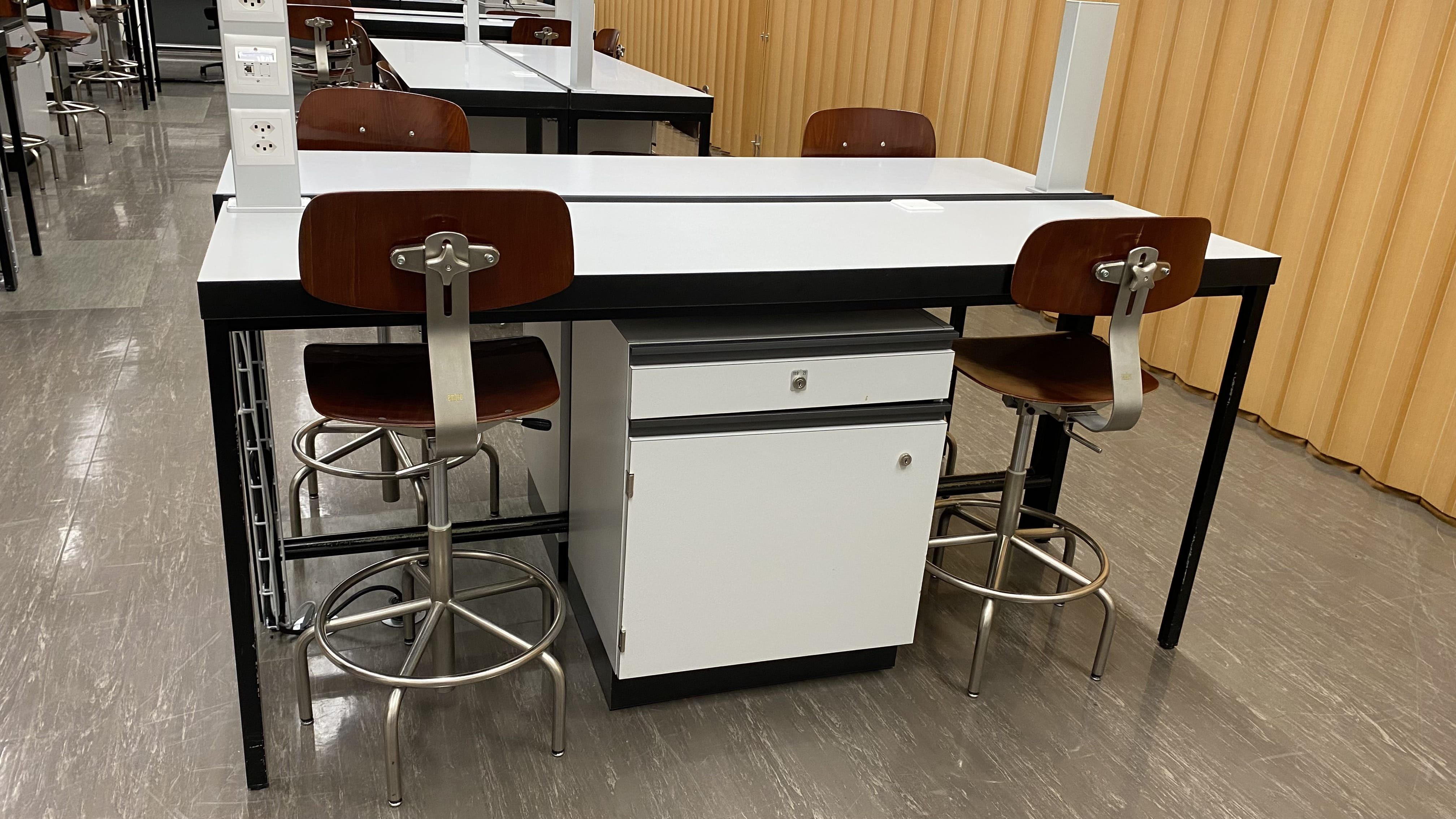 Hörsaal Y44-G-09: Ansicht auf einen Arbeitsplatz.