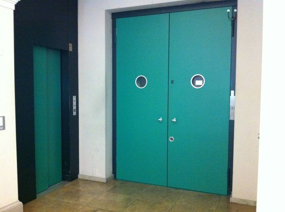 RAK, Warenlift: Warenlift (rechts) neben Personenlift (links).