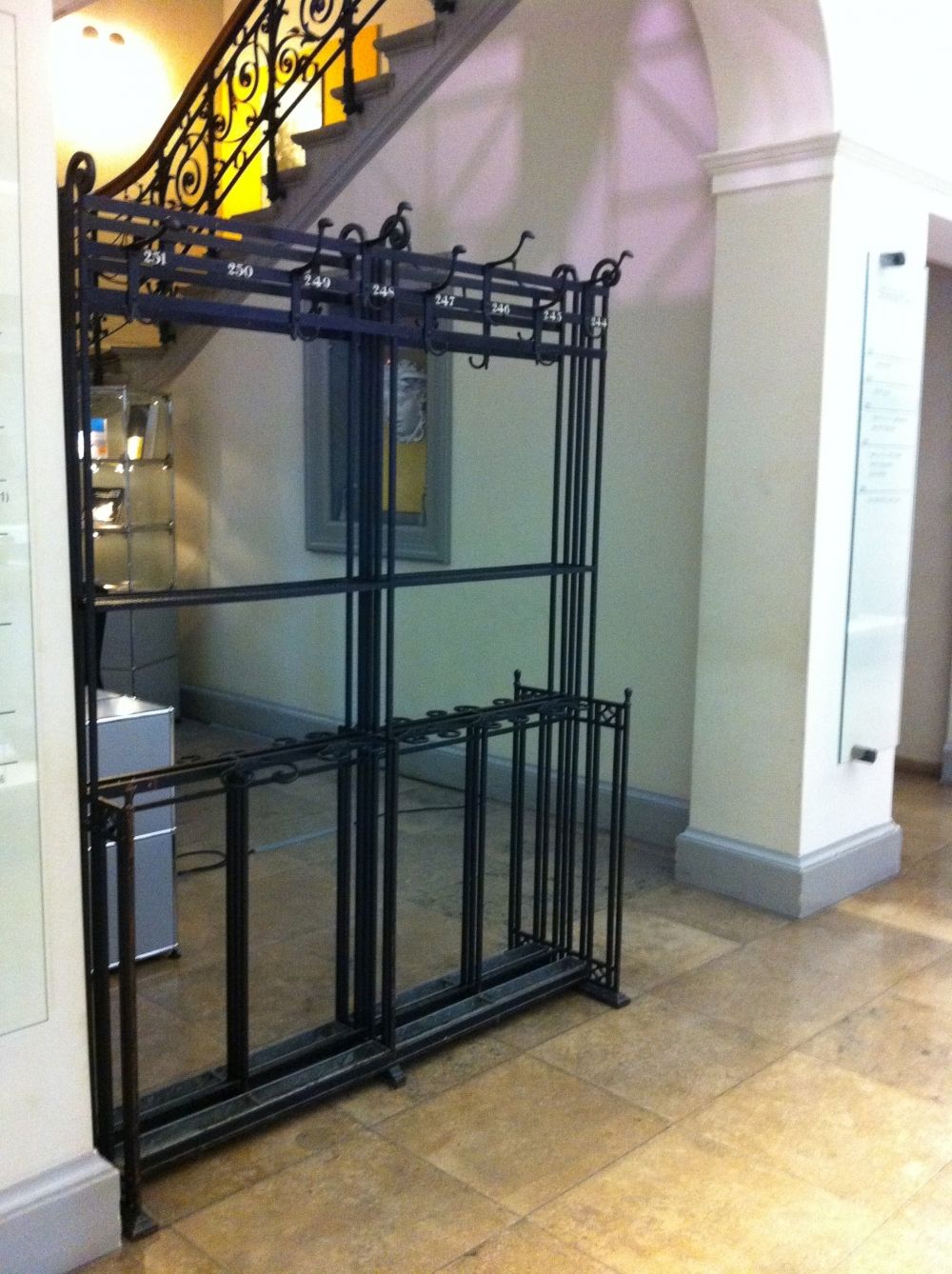 RAK-E, Schliessfächer/Garderobe: Ständergarderobe.