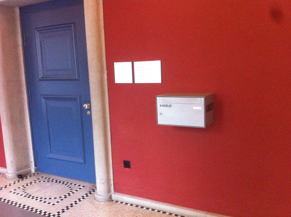 Büro KOL-E-8: Türe zur Kanzlei mit Briefkasten.
