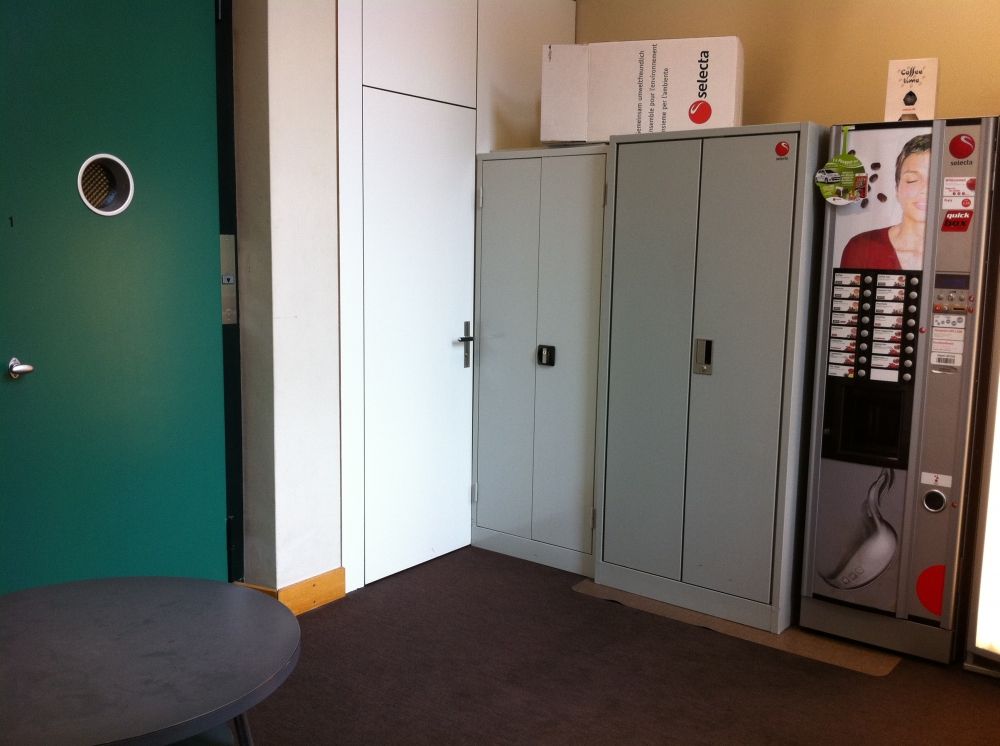 RAK, Stockwerk 1: Cafeteria, links der Warenlift.