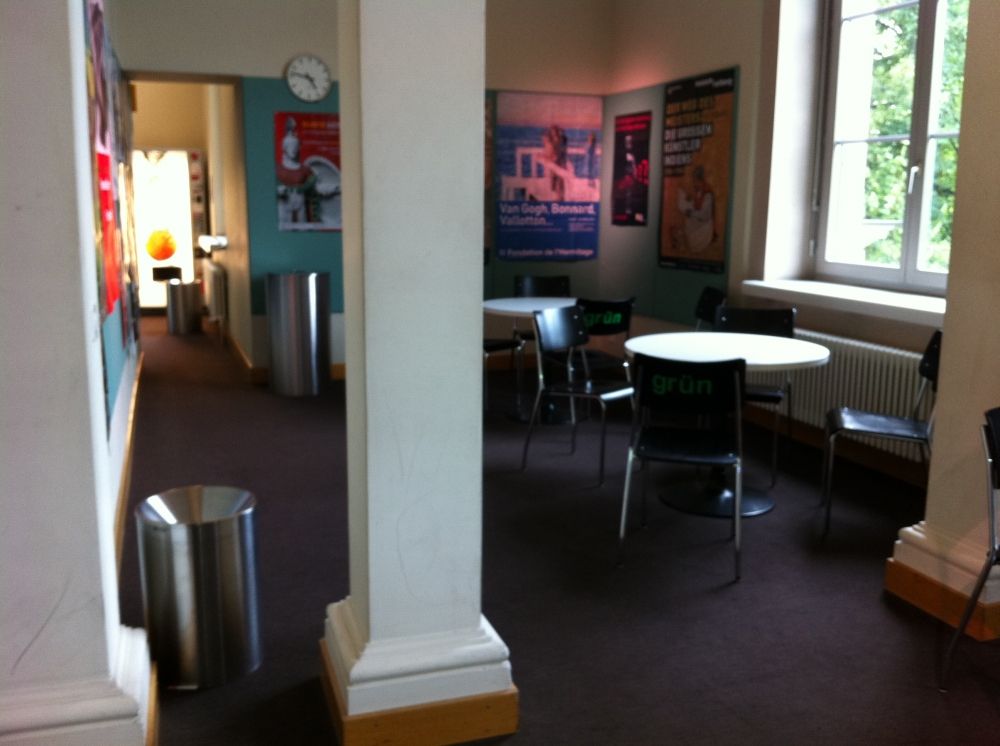RAK, Stockwerk 1: Sitzecke, wo man essen, trinken, lernen usw. kann.

Auf der linken Seite ist die Cafeteria ersichtlich.