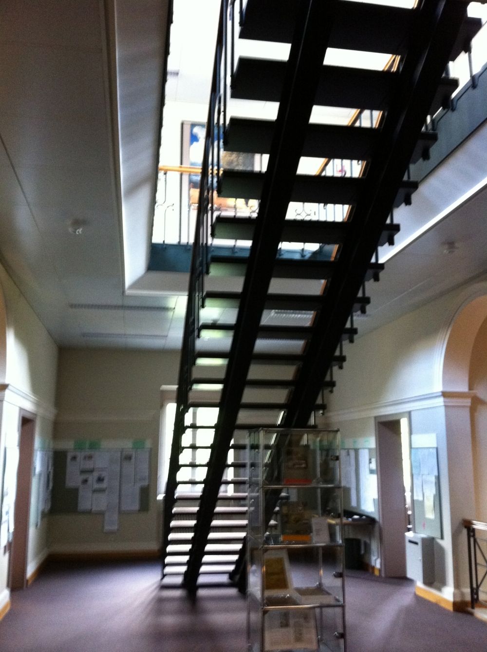 Büro RAK-2-201: Rechts von der Treppe befindet sich das Instituts- und Lehrstuhlsekretariat.