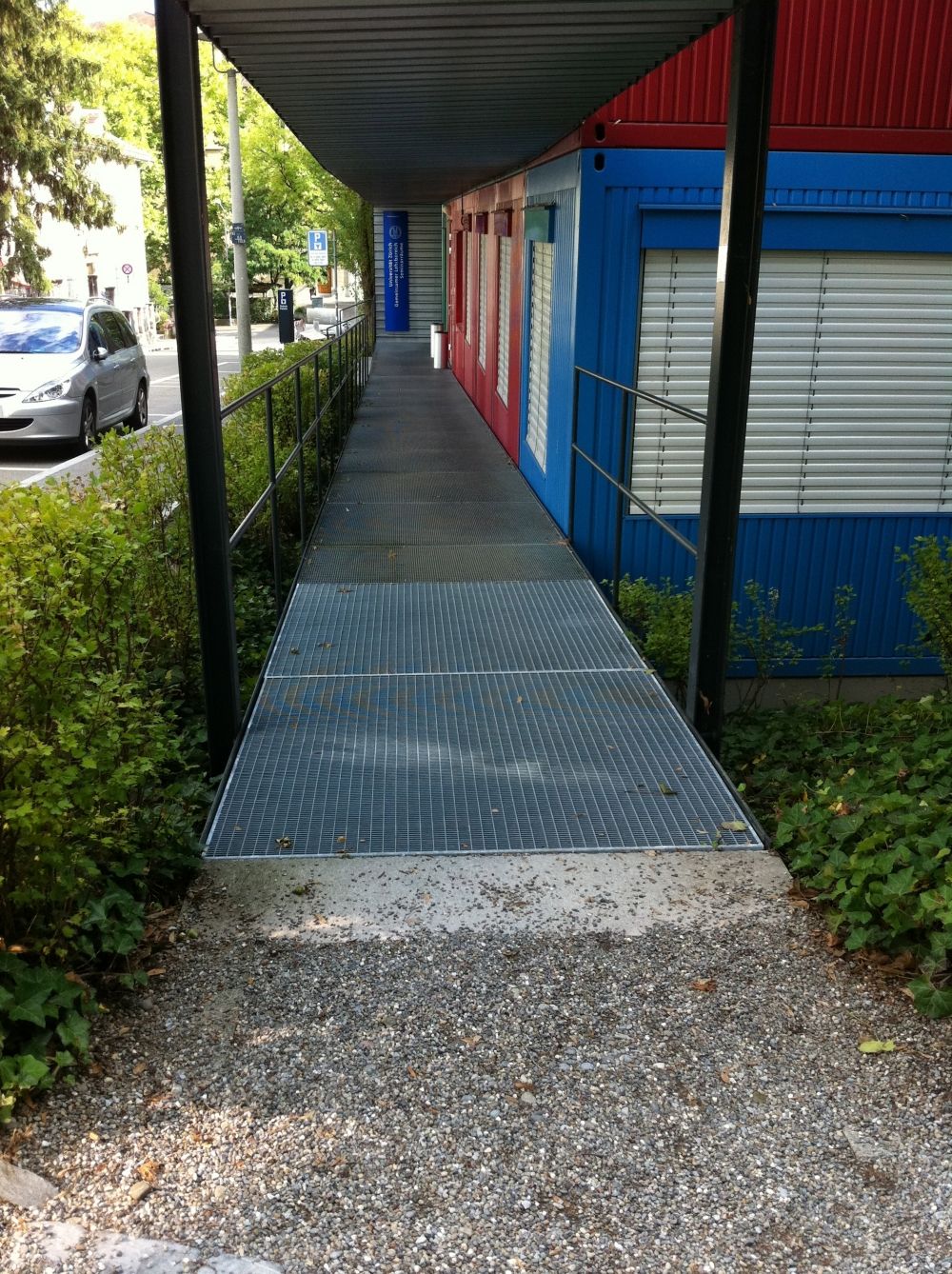 Gebäude SOE: Rampe für Rollstuhlfahrende.