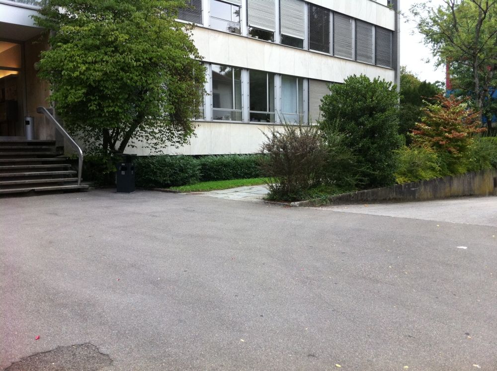 Gebäude SOD: Links: Treppe zum Haupteingang.
Mitte: Weg zum alternativen Eingang EG.
Rechts: Weg zum Rollstuhl-Parkplatz und zum alternativen, rollstuhlgerechten Eingang UG.