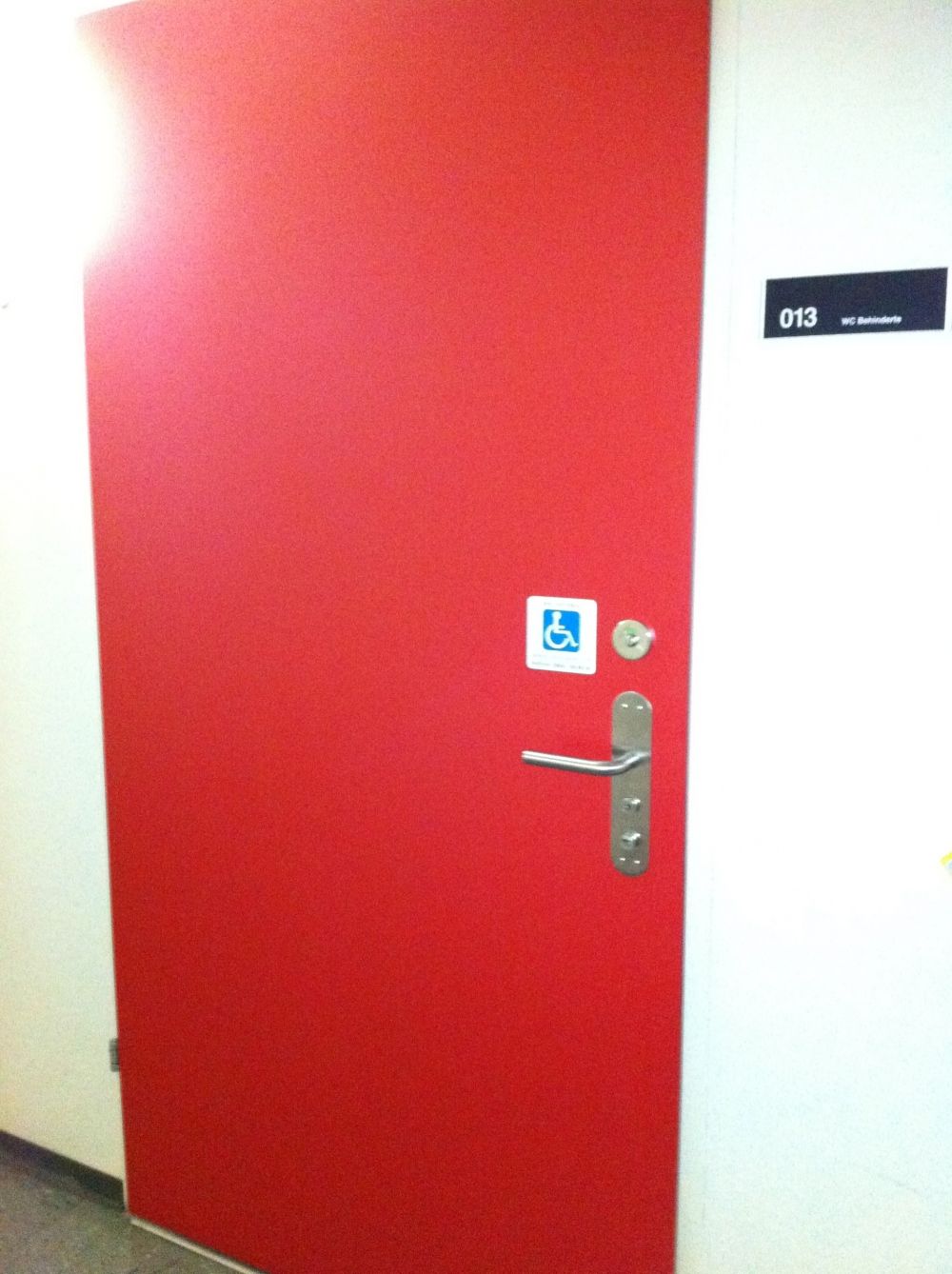 Rollstuhl-WC SOD-0-013: Rollstuhl-WC.