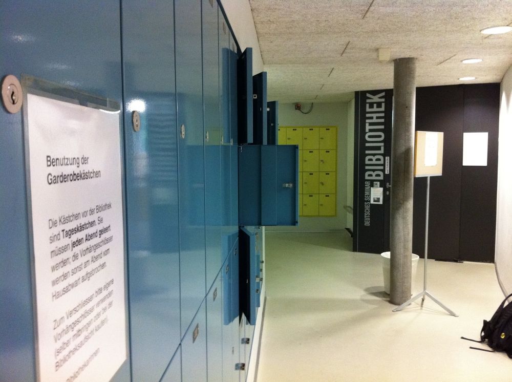 SOD-U, Schliessfächer/Garderobe: Schliessfächer.
Institutseingang (= hinterer Bibliothekseingang).