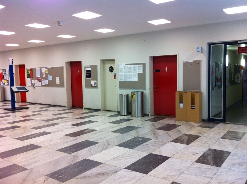 SOD, Stockwerk 0: Links: interaktive Info-Säule.
Mitte: Herren- und Damen-WC.
Rechts: Durchgang zu den Büros, Lift und dem alternativen Eingang EG (mit Treppenlift) für Rollstuhlfahrende.