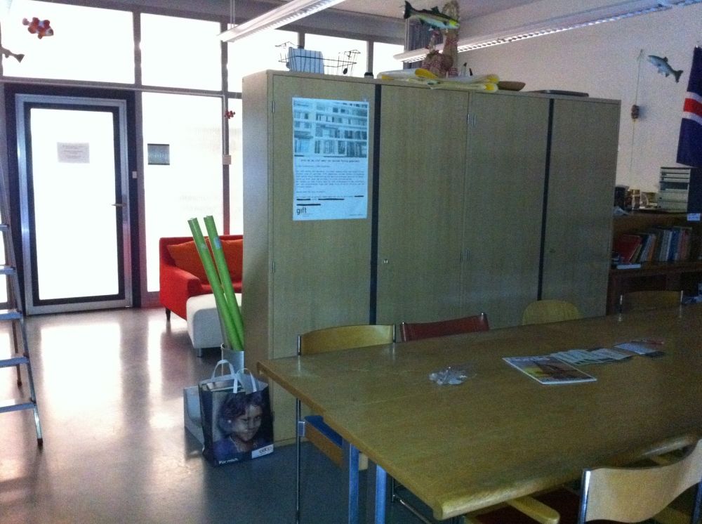 SOD-0, Aquarium – Raum der Fachvereine: Sicht vom Teil mit den Tischen Richtung Türe (rechts: der Teil mit Sofas).