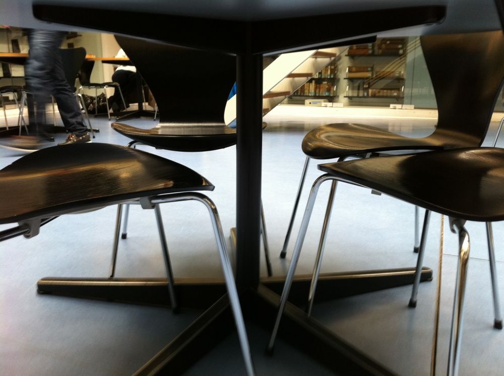 Arbeitsraum für Studierende SOD-1-103: Runde Tische im untersten Stockwerk.
