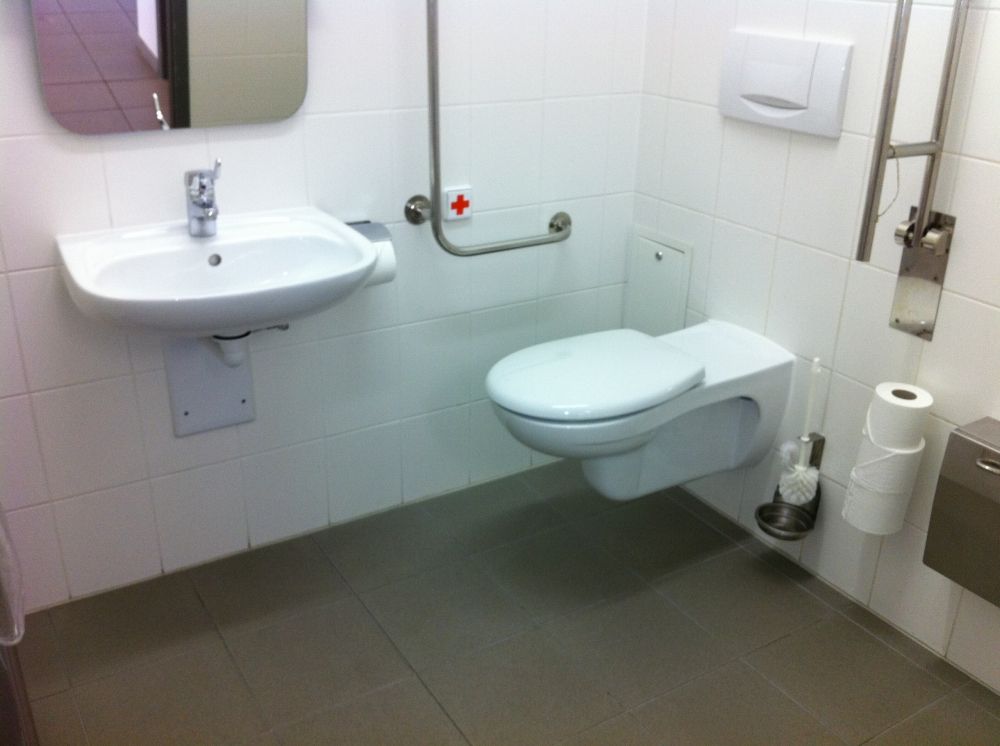 Rollstuhl-WC SOE-E-03: Rollstuhl-WC.
