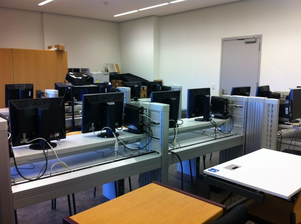 Seminarraum RAI-J-003: Seminarraum
rechts: elektrischer Tisch mit Rollstuhl-Signet.