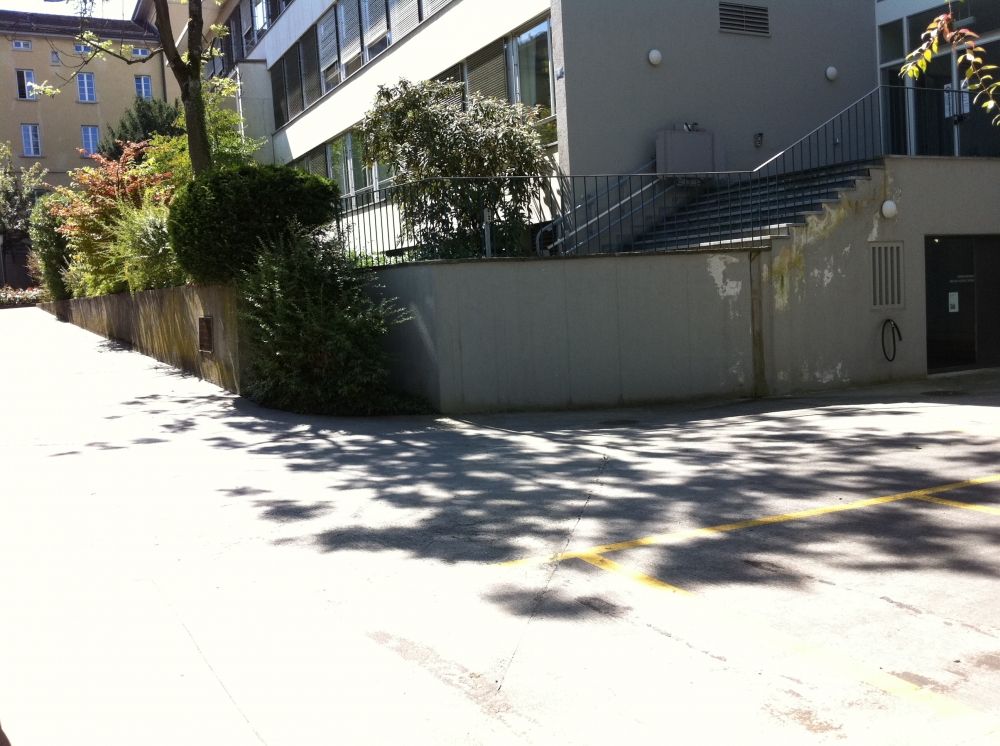 Gebäude SOD: Links: steiler Weg mit 8% Neigung.

Rechts unten: Der empfohlene alternative Eingang UG.

Rechts oben: der alternative Eingang EG mit Treppenlift.