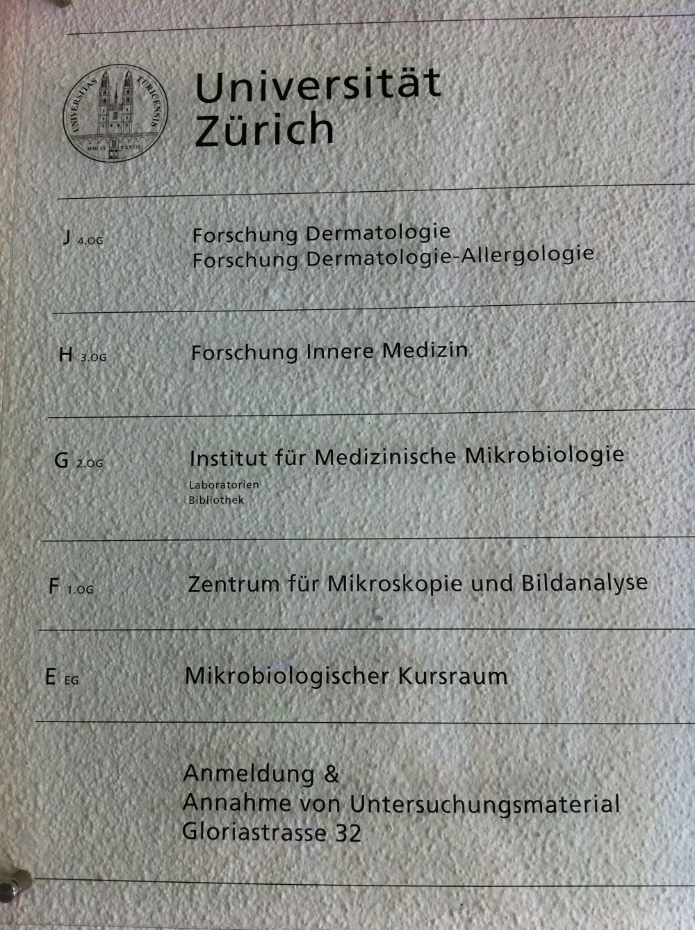 Gebäude GLM: Übersichtstafel, die zeigt, was sich auf welchem Stockwerk befindet.