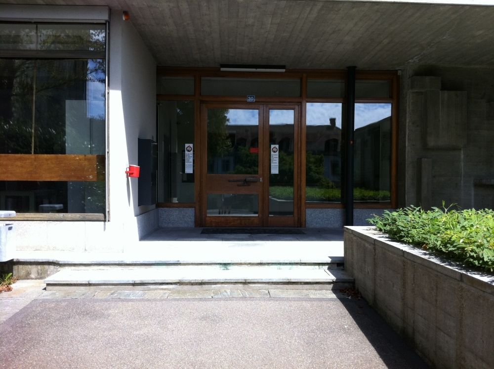 Gebäude GLM: Haupteingang mit Treppen.