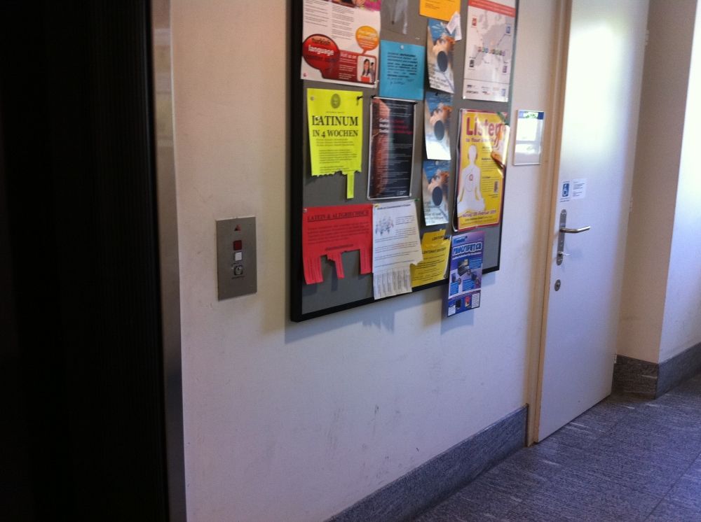 Rollstuhl-WC SOC-E-013: Rechts: Rollstuhl-WC.
Links: Lift.