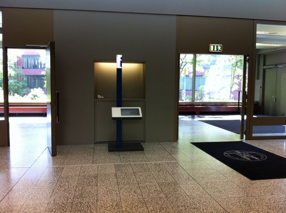 HAH, Stockwerk E: Eingangshalle: Links: Eingang Café-Foyer; Mitte: interaktive Info-Säule; Rechts: Ein- bzw. Ausgang.