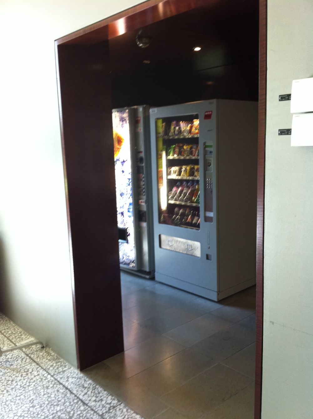Aufenthaltsraum HAH-E-12: Snack- und Getränke-Automaten im Aufenthaltsraum.