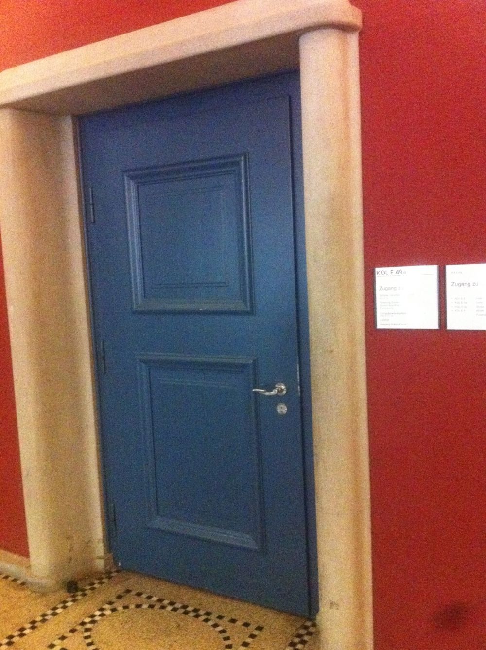 Büro KOL-E-1a: Türe E-49a. Zugang zu E-1a sowie E-2, E-3a/b und E4a-d.