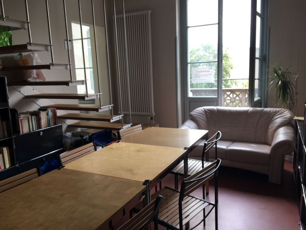 Arbeitsraum für Studierende ZUG-G-51A: Blick nach innen von der Eingangstür.