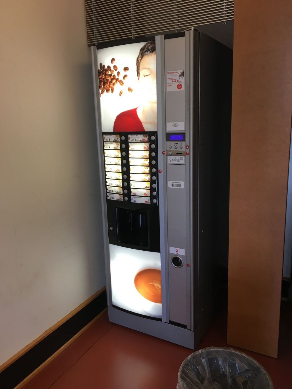 ZUG-F, Cafeteria: Der Kaffeeautomat befindet sich auf der rechten Seite, wenn man in den Raum eintritt.